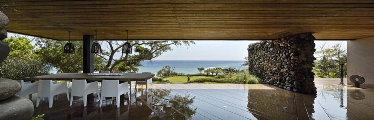 pedras naturais-pedregulhos-arquitetura moderna-terraço-teto de madeira-área de jantar