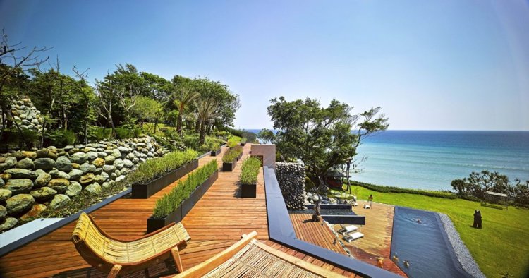 pedras naturais-pedregulhos-arquitetura moderna-terraço-soalho de madeira-vista-mar-jardim-mar