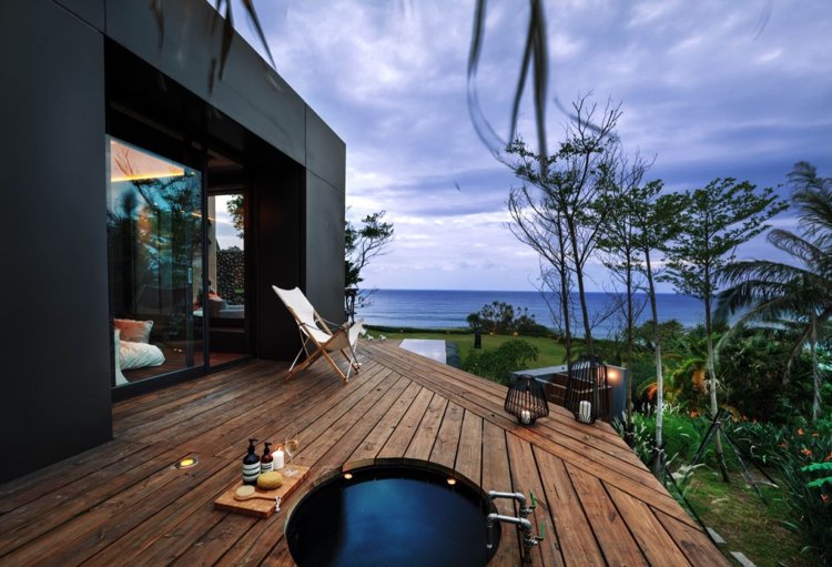 Design de jardim com terraço - arquitetura moderna - terraço - piso de madeira - espreguiçadeira - vista para o mar