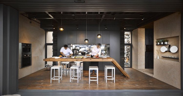 Atolan-house-in-Taiwan-kitchen-island-on-mirrored-pedestal
