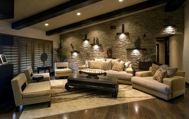 parede de pedra natural na sala de estar vigas de móveis inclinadas