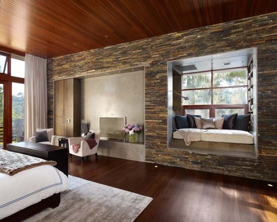 Parede de pedra natural na sala de estar com painéis de madeira