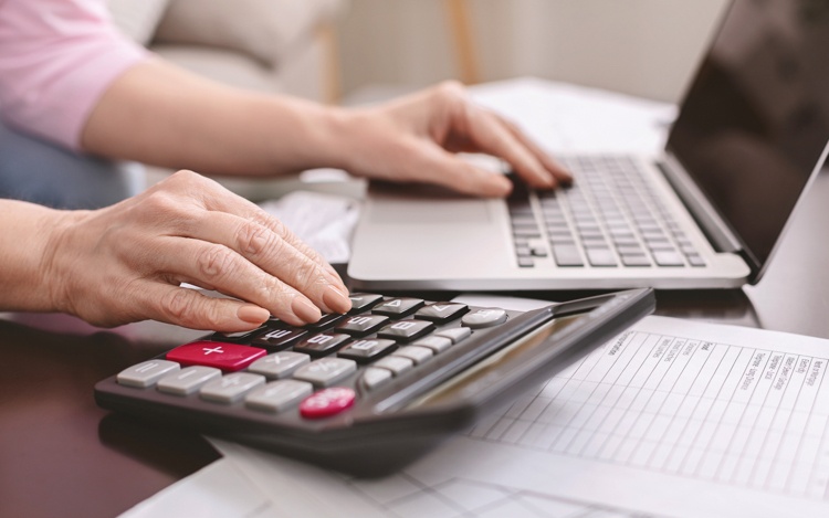 O que exatamente uma declaração de taxa de serviço inclui?