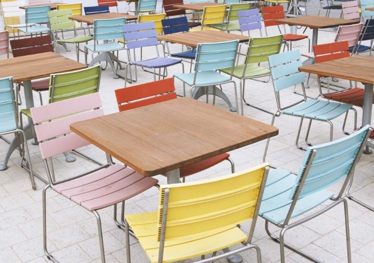 ruas café mesas e cadeiras vazias com encostos coloridos durante a baixa temporada de 2020