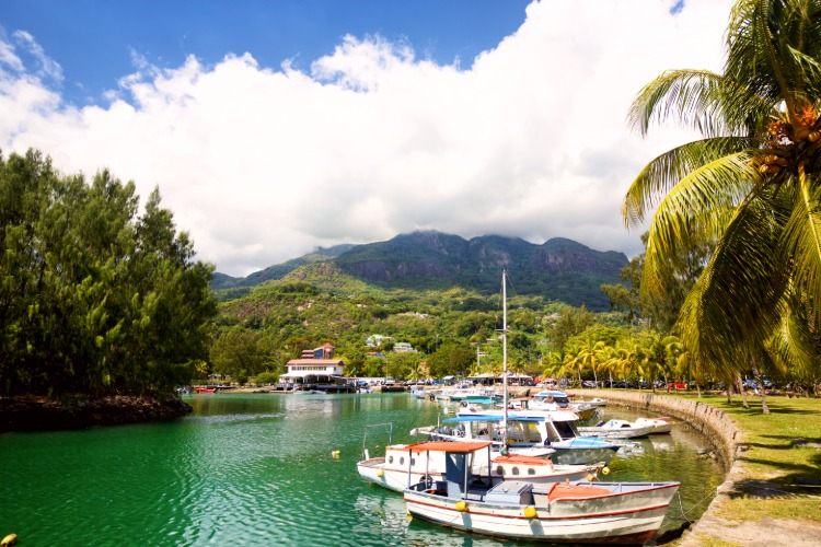 marina vazia nas seychelles na baixa temporada de 2020