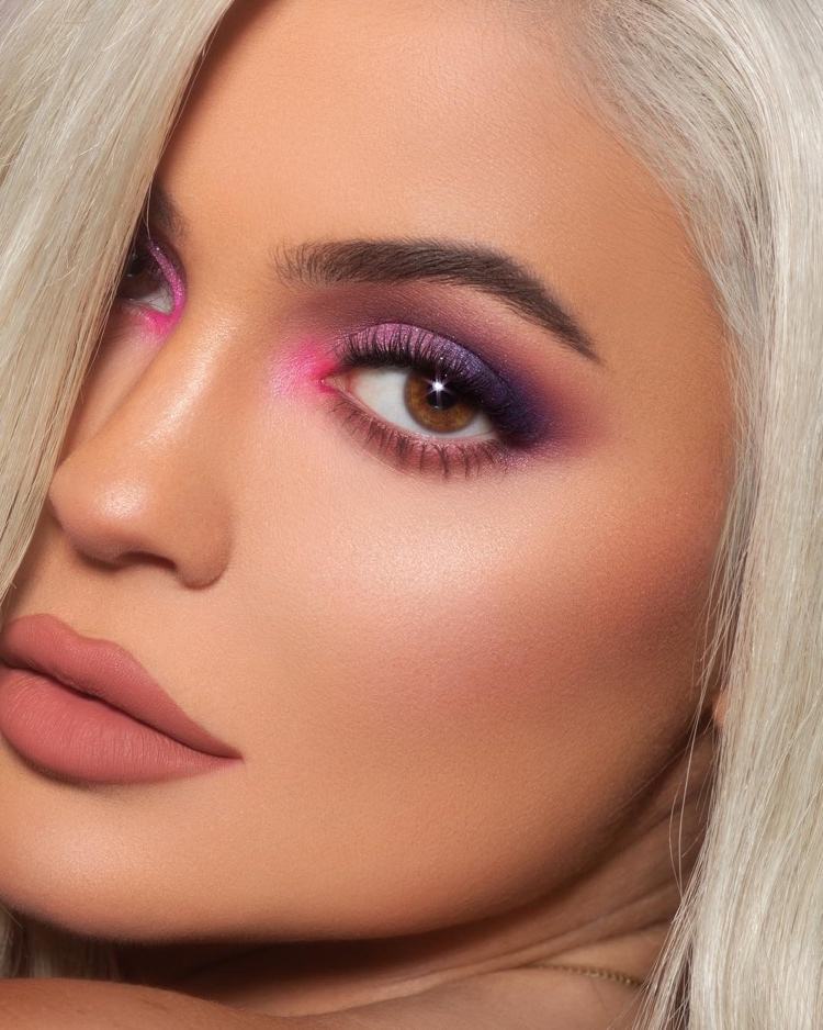 Maquilhagem para os olhos em rosa roxo por Kylie Jenner