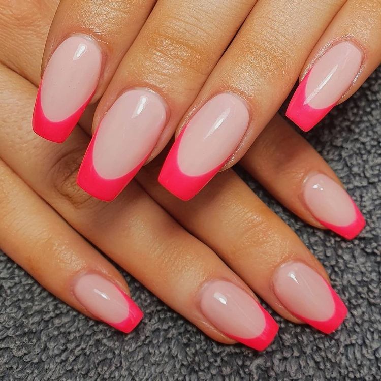 unhas rosa neon com pontas francesas