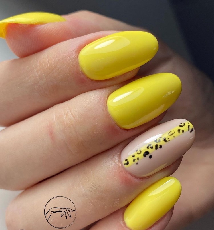 unhas neon amarelas com listras leo