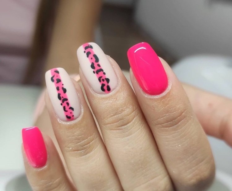 Unhas rosa neon mate com estampa de leopardo