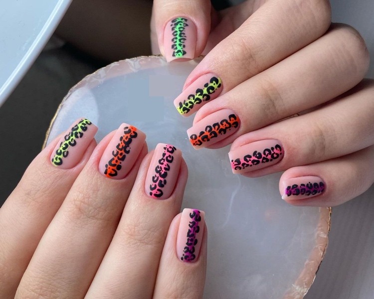 unhas neon mate com padrão leo