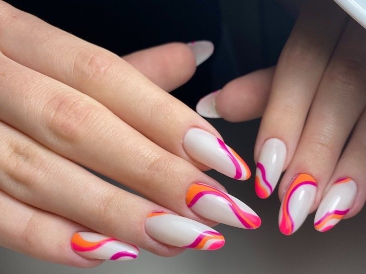 Padrão retrô em cores neon em unhas compridas de gel