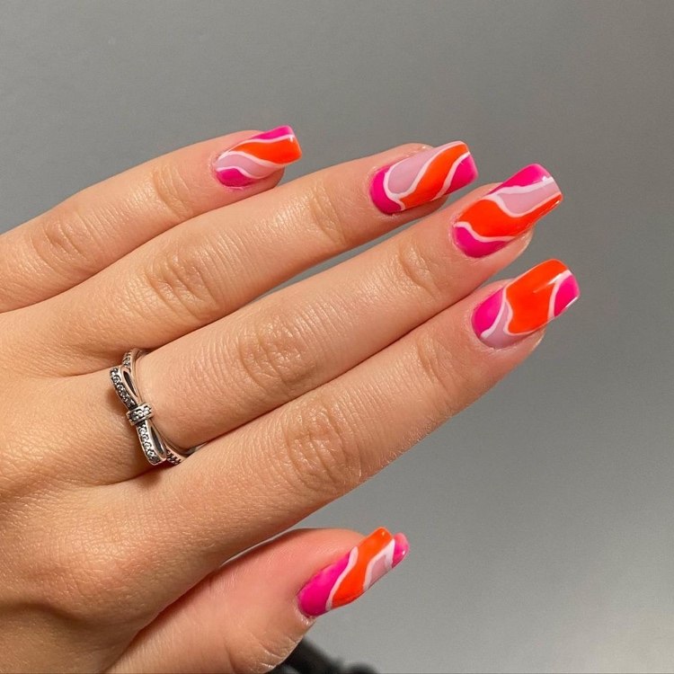 Desenho de unhas de estilo retro em cores neon