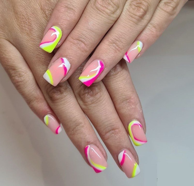 unhas neon de verão em rosa e amarelo com espaço negativo