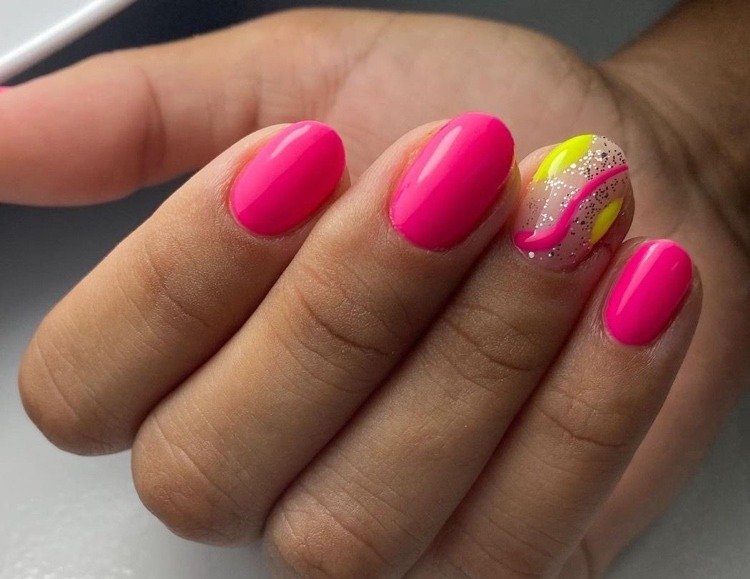 unhas neon curtas em rosa com glitter