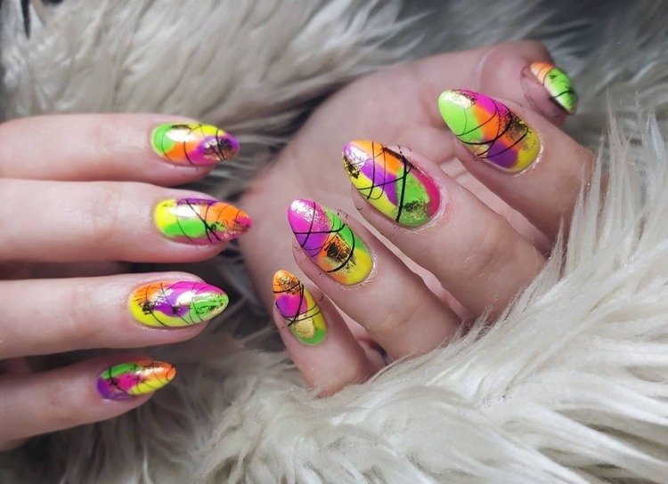 unhas neon coloridas com folha de ouro