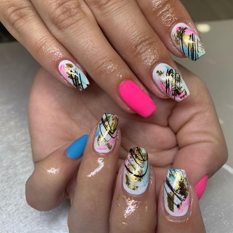 unhas neon de verão com padrão abstrato em rosa e azul