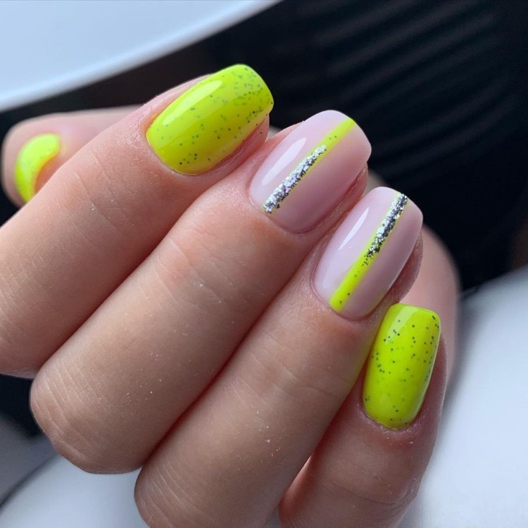 unhas amarelo neon com glitter