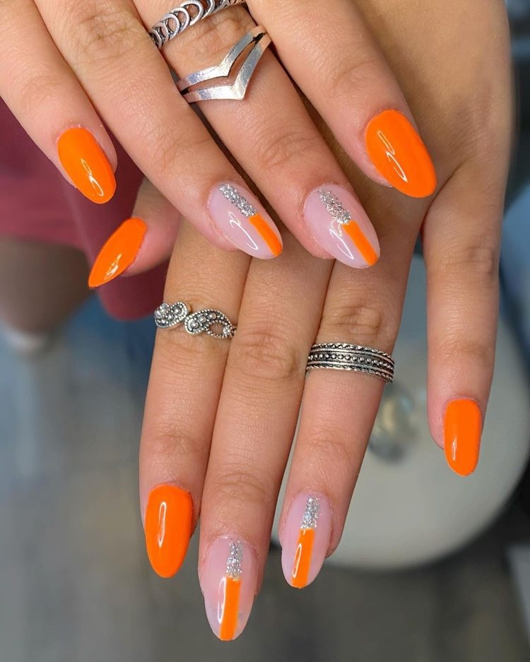 unhas neon laranja com glitter