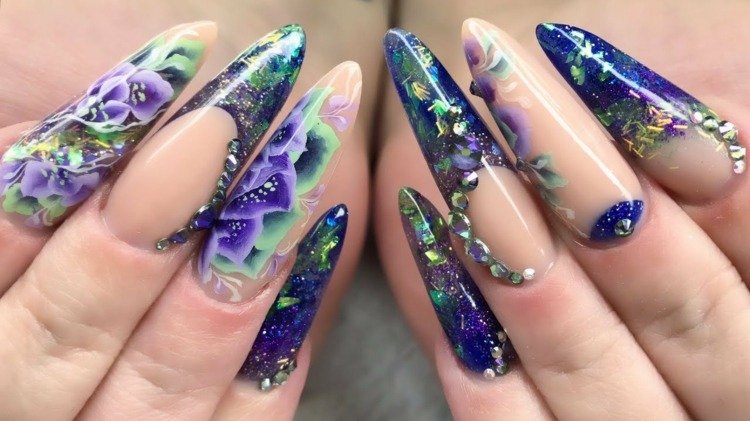 Unhas de amêndoa russas em verniz acrílico em forma de amêndoa azul escuro com glitter e pedras