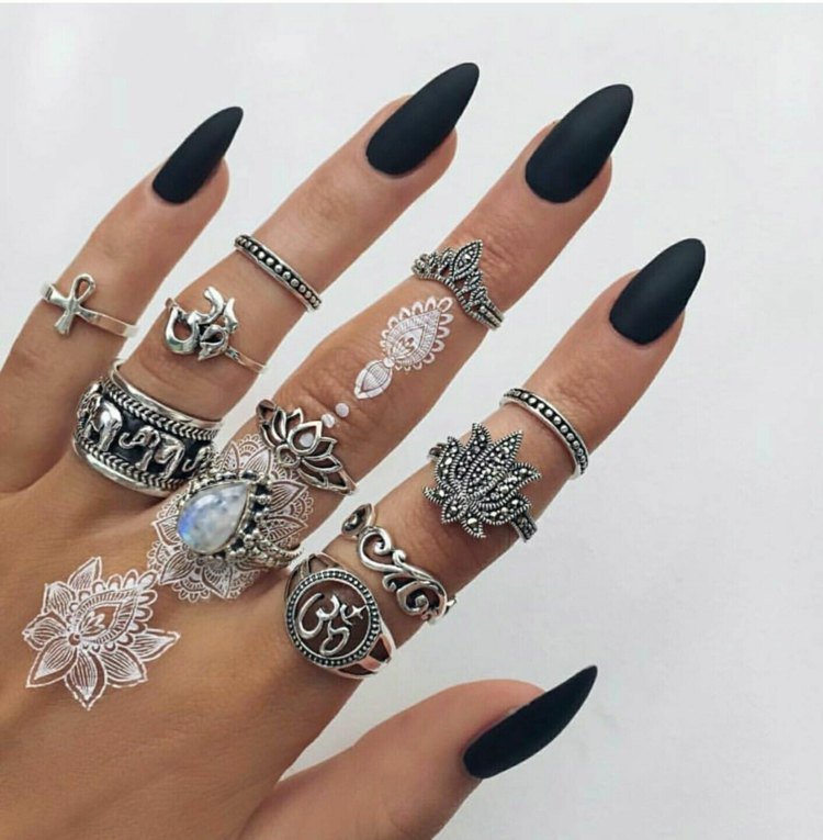 Unhas em formato de amêndoa, tendências da moda, preto fosco esmalte mandala anel de tatuagem