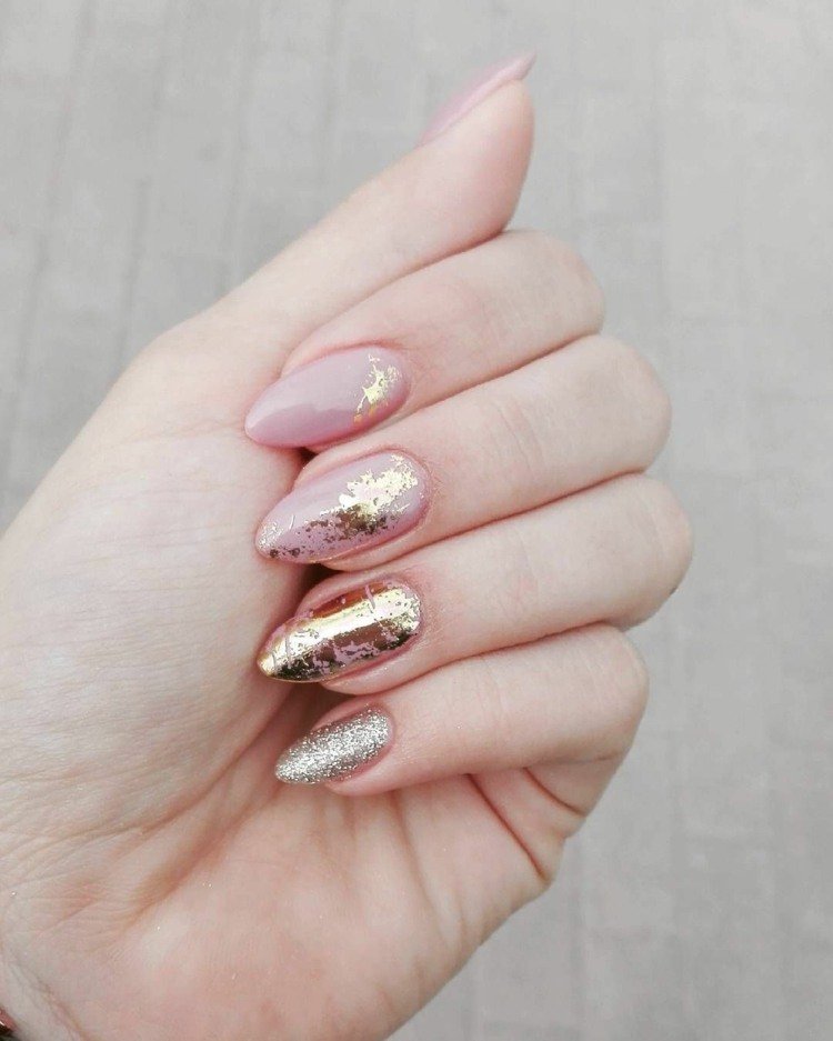 Unhas em formato de amêndoa tendências da moda ouro rosa esmalte acrílico