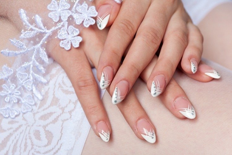 Unhas em formato de amêndoa acrílico branco esmalte de casamento com brilho