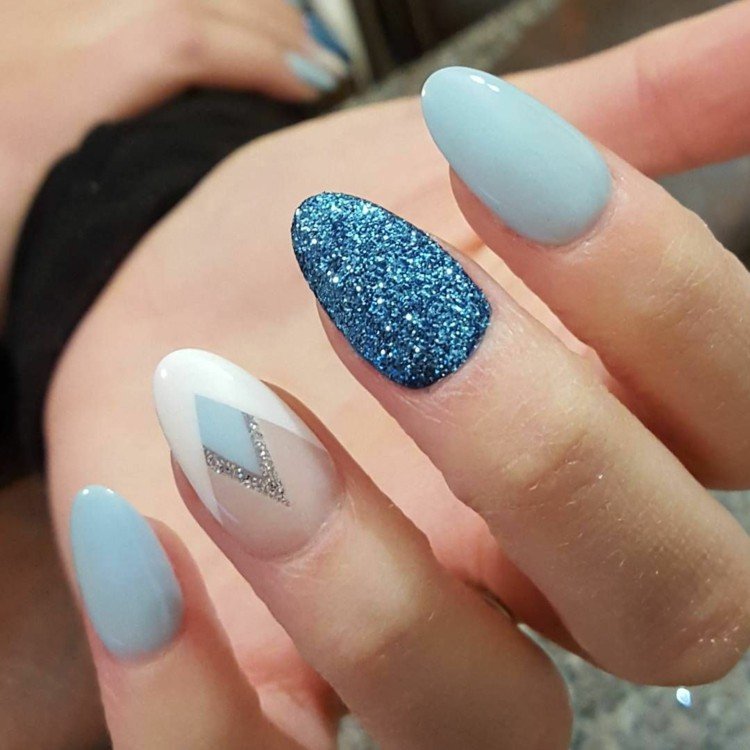 Esmalte acrílico em formato de amêndoa azul claro com idéias de design de unhas brilhantes