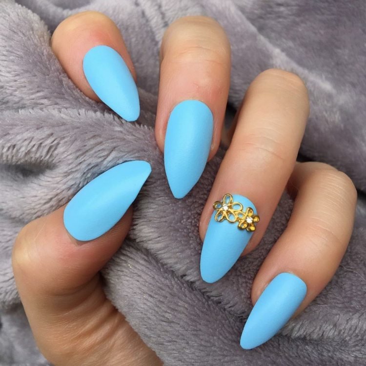 Unhas em formato de amêndoa acrílico azul claro esmalte brilhante como sotaque das tendências da moda