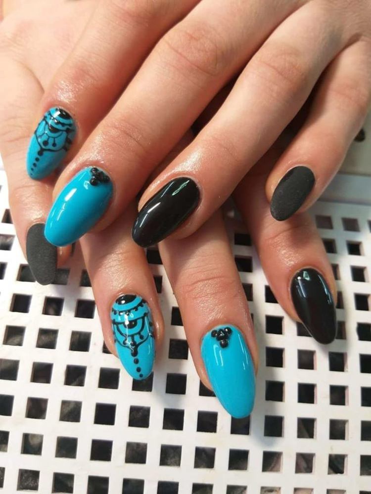 Unhas de unha em forma de amêndoa esmalte acrílico azul preto mandala design de unhas tendências da moda