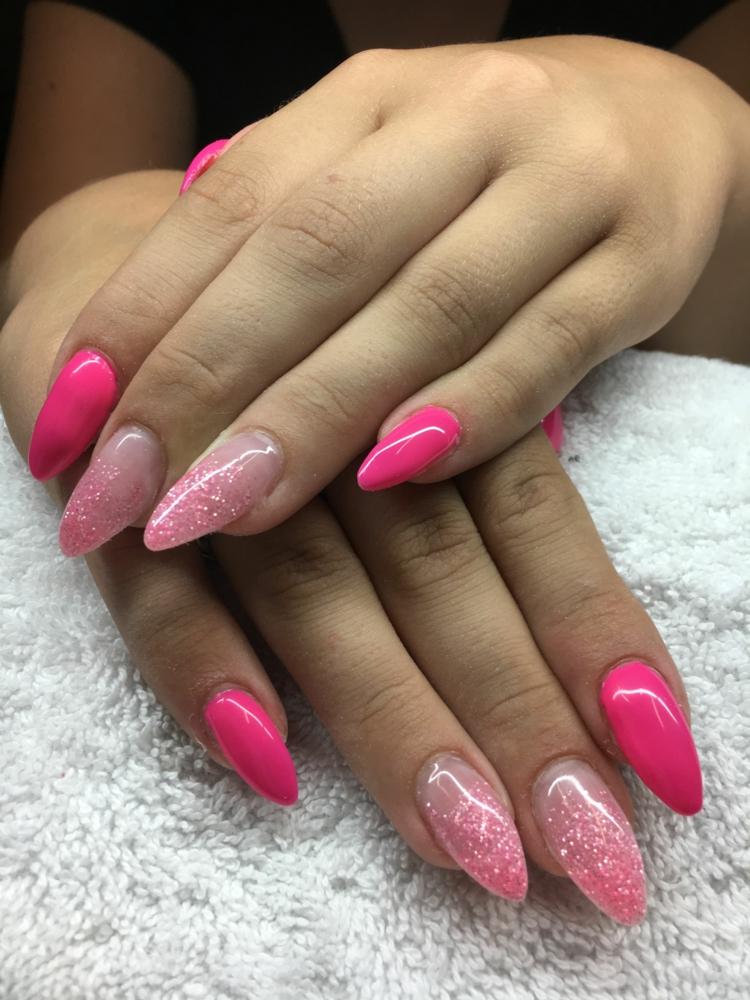 Esmalte acrílico em formato de amêndoa rosa com idéias de design de unhas brilhantes