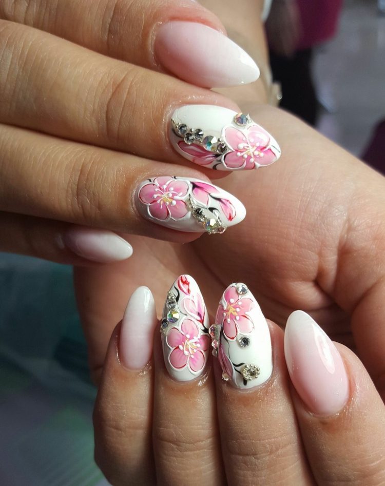 Unhas em formato de amêndoa acrílico branco rosa esmalte flores idéias de decoração de unhas tendências da moda
