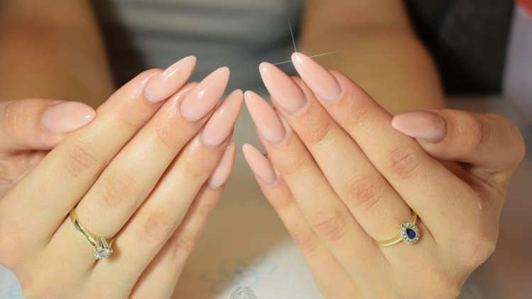 Unhas em formato de amêndoa esmaltes nude, tendências da moda, anel de ouro elegante