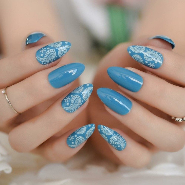 Unhas de unha em forma de amêndoa esmalte acrílico azul claro idéias de tatuagem de unha tendências da moda