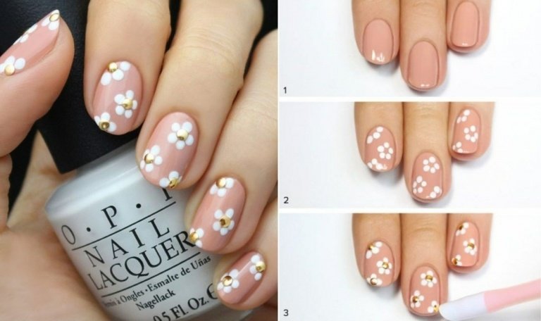 Esmalte nu com flores e pedras douradas como design de unhas