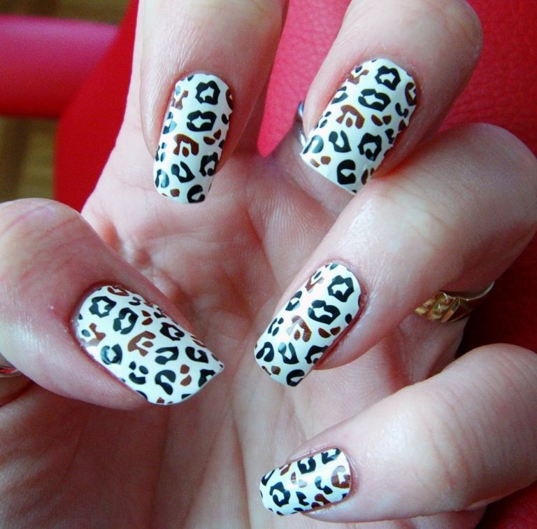 Pintando unhas com ideias para a estampa de oncinha em marrom e preto