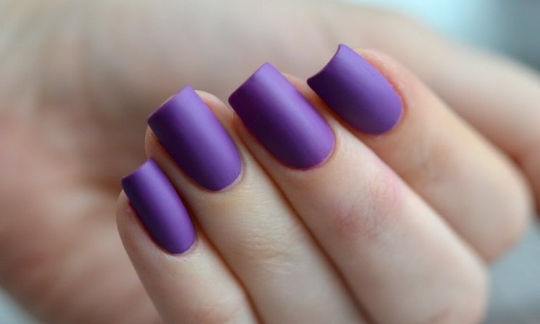Esmalte mate para o design de unhas roxo simples