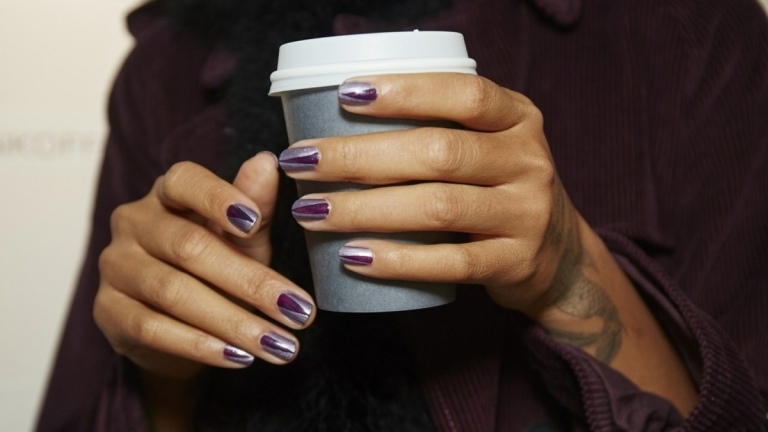 Metálico em tons de roxo como destaque da moda nas unhas