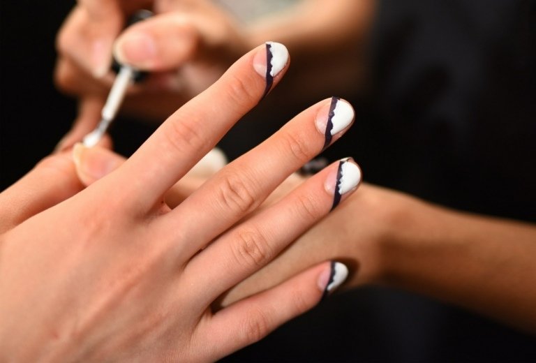 Use tiras de unha para mascarar e criar padrões