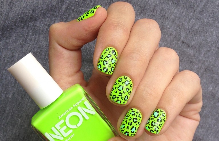Verde neon animado como pano de fundo para a estampa de leopardo
