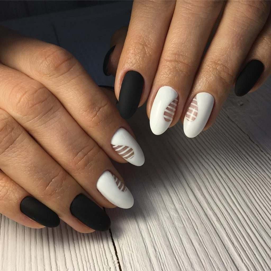 Preto fosco e branco com um padrão listrado e efeito nude