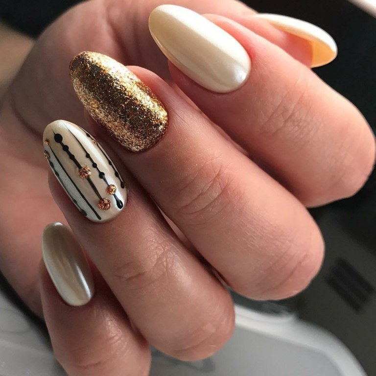 Elegante e moderno com um padrão listrado e esmalte brilhante em ouro