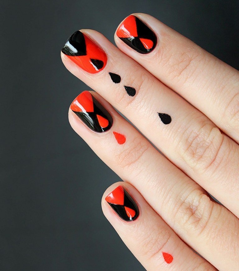 Ideia animada com esmalte vermelho e preto e tatuagem
