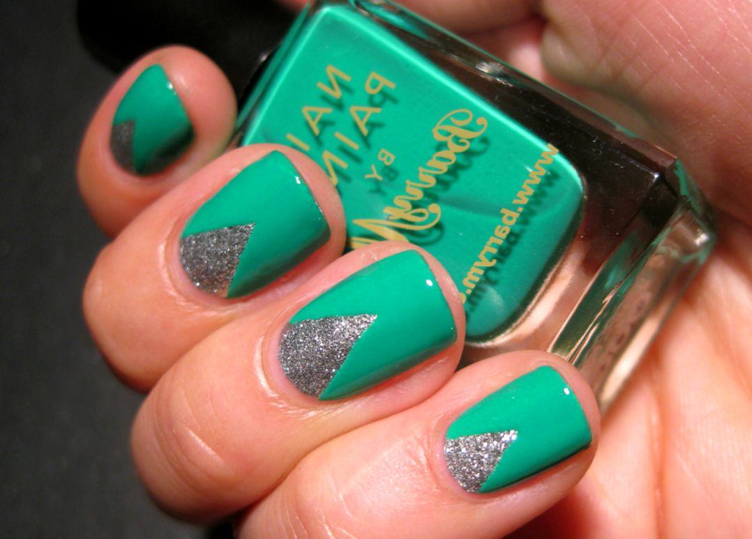 Combine verde e prata - desenhe triângulos nas unhas