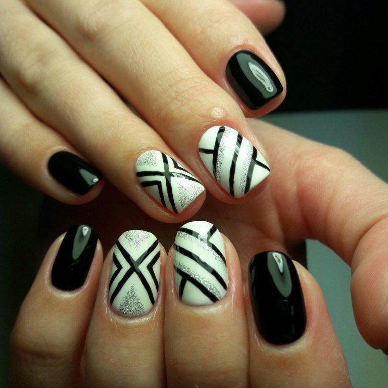 Pintura de unhas com ideias em preto, branco e com esmalte glitter em prata