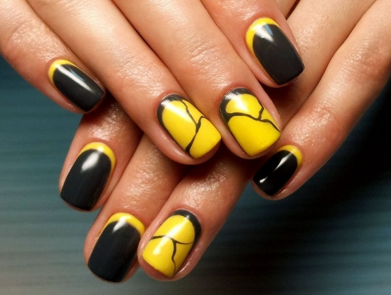 Pintando unhas com ideias em amarelo e preto
