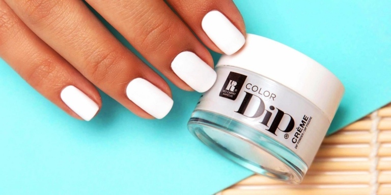 Pintar unhas com ideias em uma cor - branco como a cor do verão para peles bronzeadas