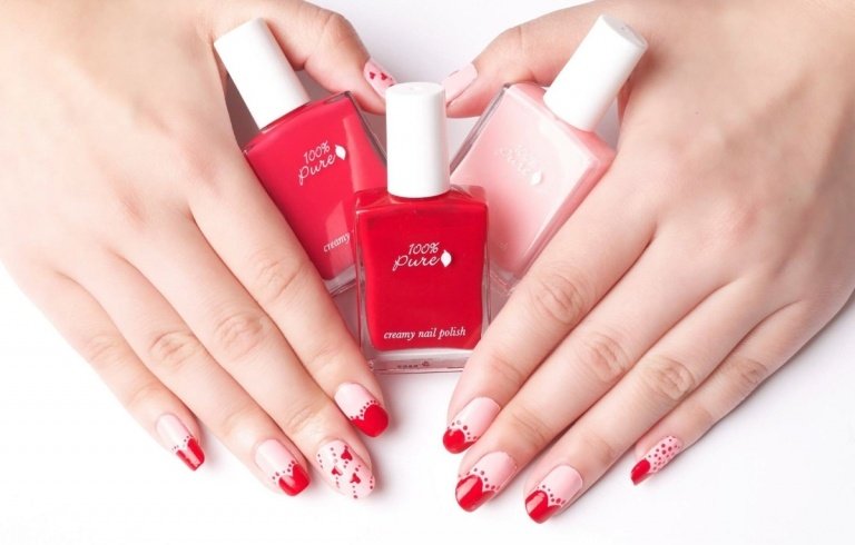 Pintando unhas com ideias para o Dia dos Namorados em vermelho com corações
