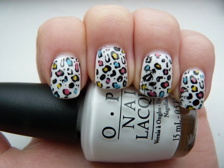 Padrão de leopardo colorido para um design de unhas feliz e de verão