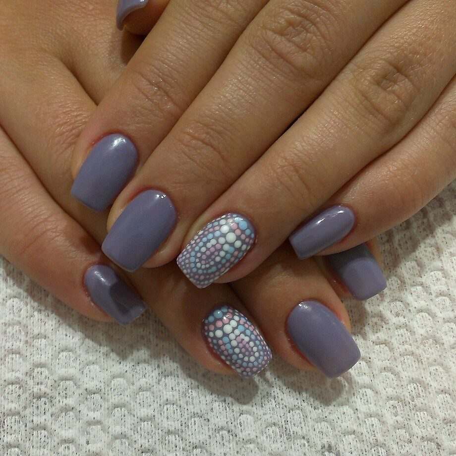 Padrão de pontos elaborado, mas simples no dedo anular em cores pastel