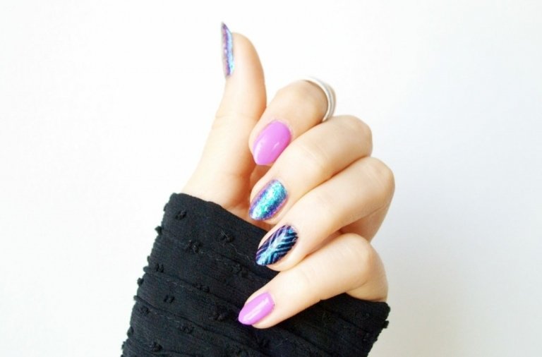 Esmaltes e estampas metálicas combinam para um visual sofisticado com um efeito de galáxia